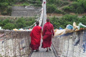 1728x1152_Bhutan-Moenche-Haengebruecke