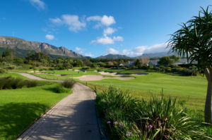 Südafrika beste Reisezeit Golfreisen Foto bei schönem Wetter des Kapstadt-Golf-estate mit Tafelberg im Hintergrund