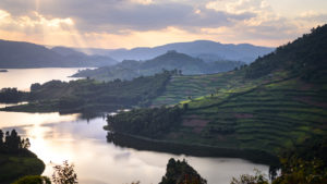Uganda Reisearten Erholung am wunderschönen Sonnenuntergang am Bunyonyi-See bei leicht bewölktem Himmel